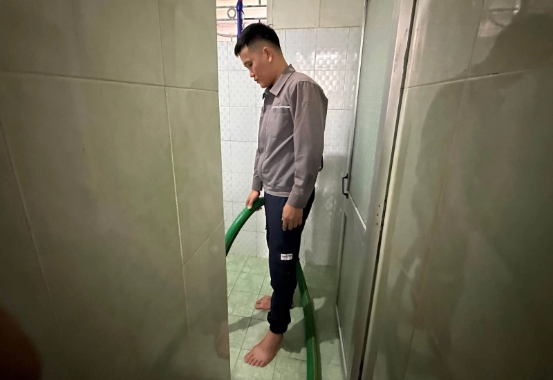 Nhân viên thực hiện dịch vụ hút hầm cầu tại TP Vinh