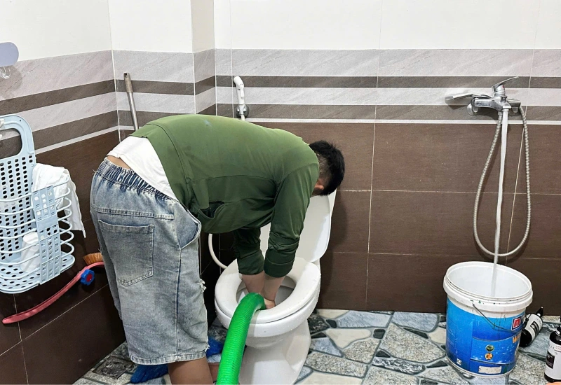 Dịch vụ thông tắc bồn cầu chuyên nghiệp bằng máy nén khí